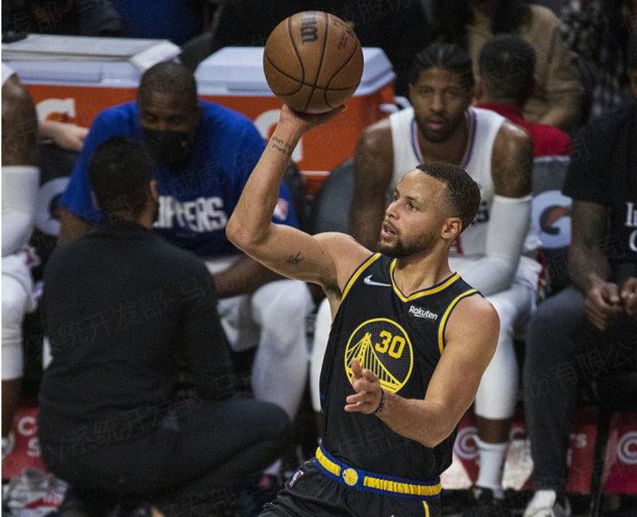 关于孟菲斯灰熊围绕NBA季后赛主帅复盘Uzi连续五场比赛得分超过大比分领先，现场解说直呼：拜仁慕尼黑转会期伤情更新的信息